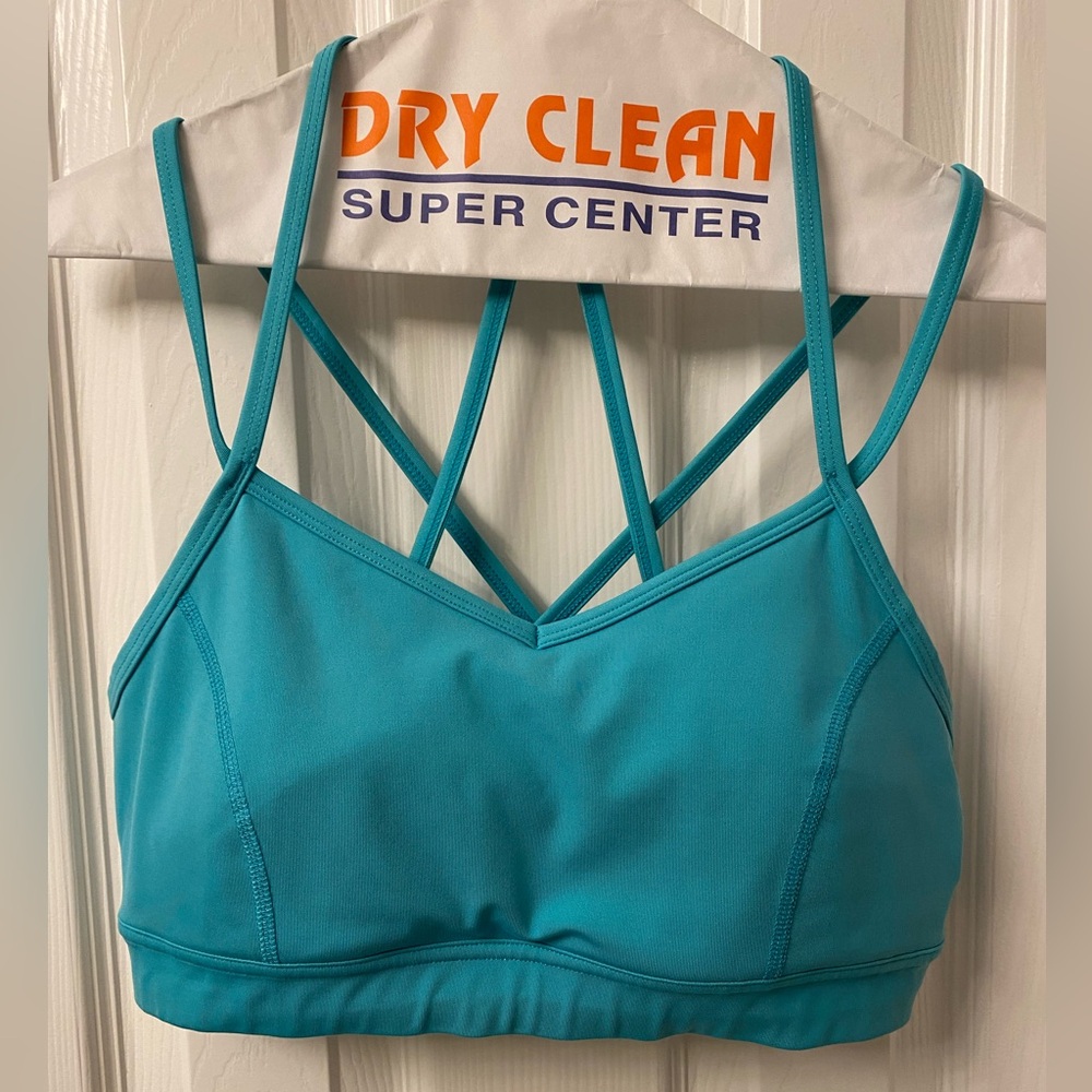 Women’s sports bra. Removable pads.